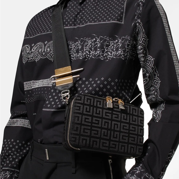 Men’s Givenchy Antigona U Camera Bag - Picture 2 of 16